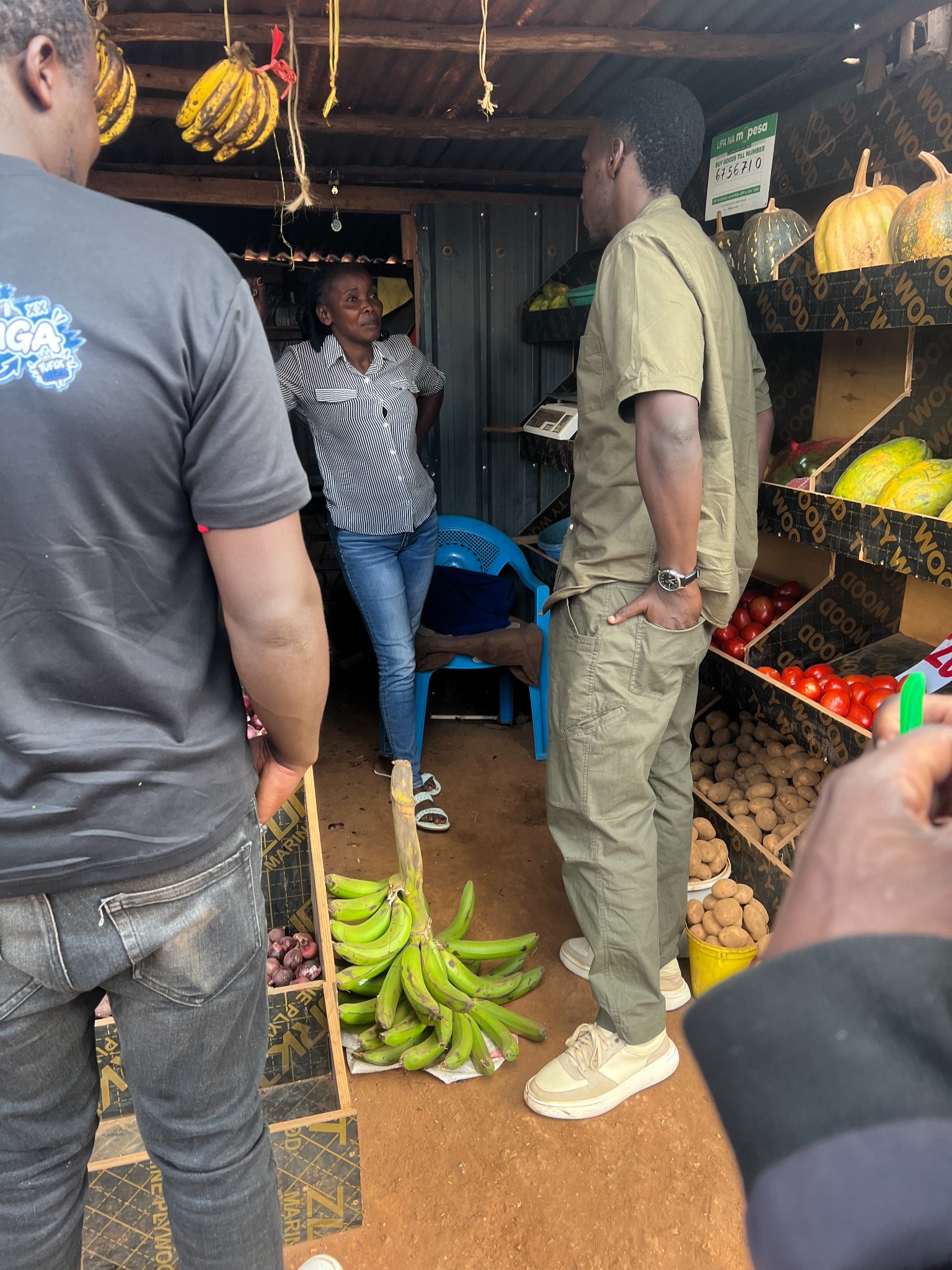 Munala speaking with a mama mboga at her stall in Roysambu